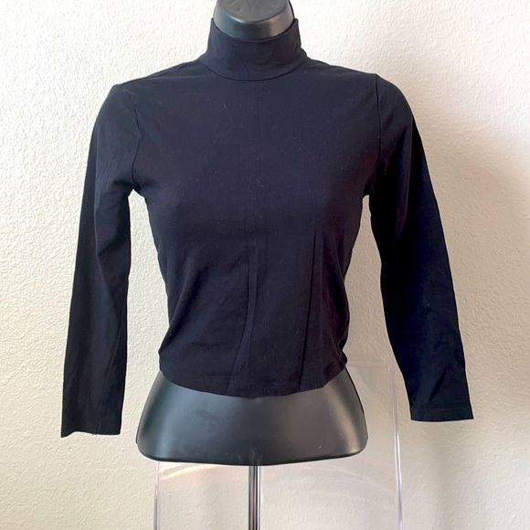 Ambiance Apparel Small top with gurgle neck. - Picture 1 of 6